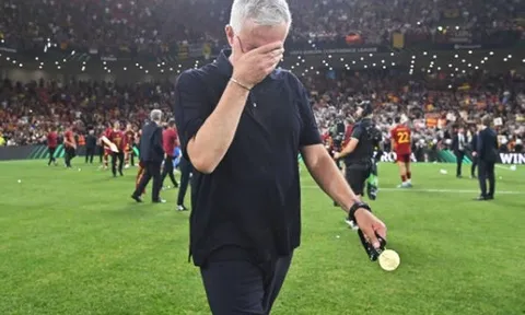Mourinho lặng lẽ khóc một mình sau khi nhận huy chương