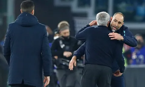 Mourinho nhận thẻ đỏ vì chế nhạo trọng tài