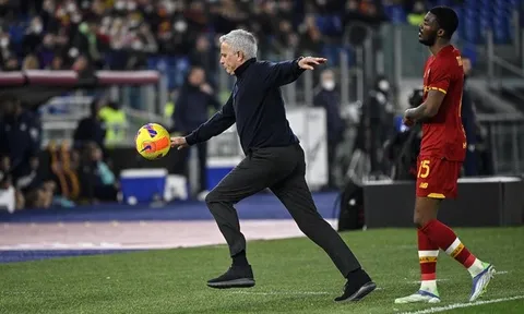 Mourinho phá vỡ im lặng về chiếc thẻ đỏ chế nhạo trọng tài