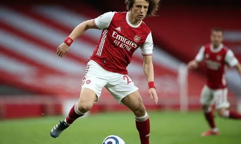 Mourinho phản ứng với trọng tài, David Luiz nhẹ nhàng đáp trả