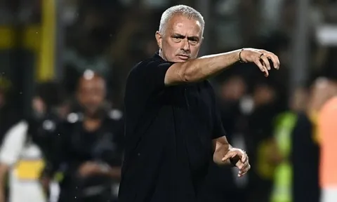 Mourinho: "Trông như thủ môn xuất sắc nhất thế giới"