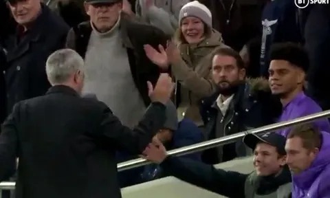Mourinho ăn mừng với đối tượng bất ngờ sau bàn gỡ hòa 2-2
