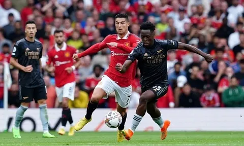 MU khác biệt khi cả Ronaldo cũng phải đuổi bóng