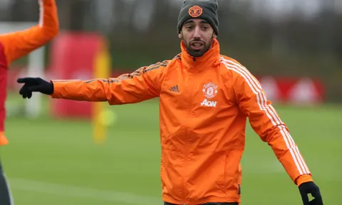 M.U khoe mẫu áo mới đầy sặc sỡ, Bruno Fernandes nhận món quà đặc biệt