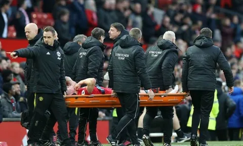 M.U trả giá đắt! "Mad dog" rời sân trên cáng, Solskjaer báo tin cực sốc