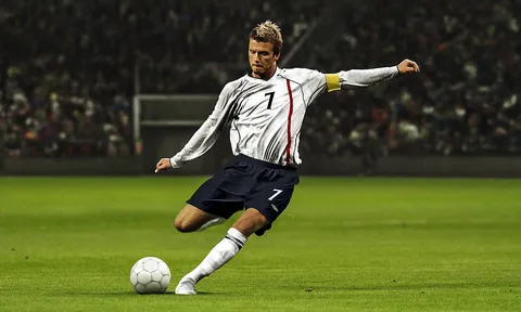Mục tiêu 60 triệu của Arsenal “sút phạt như Beckham”