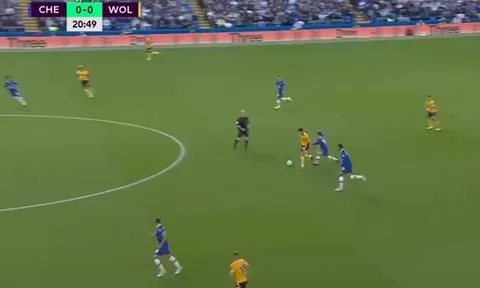 Mục tiêu của Liverpool solo từ sân nhà qua 3 cầu thủ Chelsea