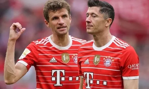 Muller không bắt tay Lewandowski trong đường hầm