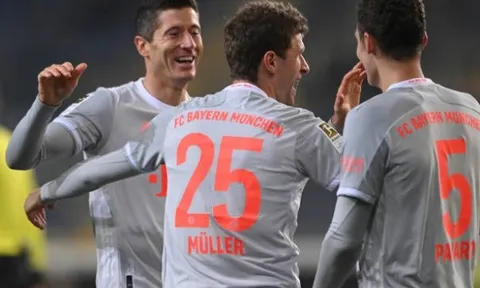 Muller - Lewandowski thay nhau bắn phá, Bayern đè bẹp đối thủ trên sân khách