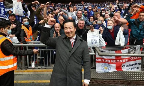 Mượn Chủ tịch Leicester, CĐV Man Utd "đá xoáy" nhà Glazers