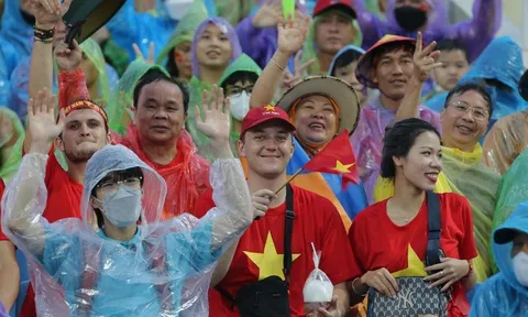 Mỹ Đình “rực lửa” trong mưa trước trận chung kết