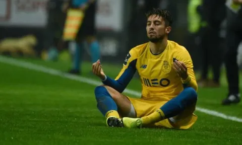 Nắm đằng chuôi, Man Utd tự tin mua Alex Telles với giá rẻ