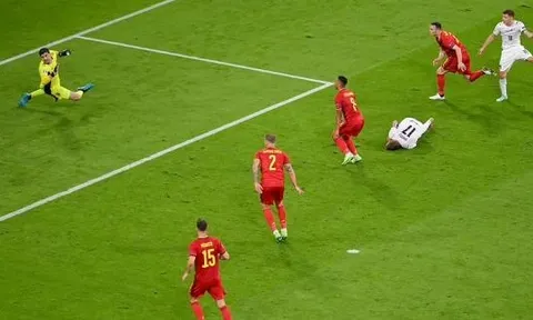 Nằm lăn lộn đau đớn, Ciro Immobile bỗng bật dậy khi Ý ghi bàn