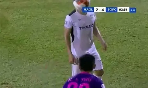 Ném bóng vào mặt Hồng Duy, cầu thủ Sài Gòn FC nhận án phạt từ VFF