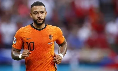 'Nếu người đứng đợi là Messi, Depay sẽ đá phạt góc tử tế hơn'