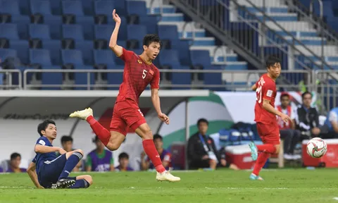Nếu nhìn Văn Hậu chơi bóng, có lẽ cựu đội trưởng Arsenal phải cảm thấy xấu hổ
