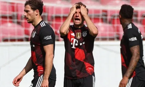 Neuer liên tục "tấu hài", Bayern bỏ lỡ cơ hội vô địch Bundesliga