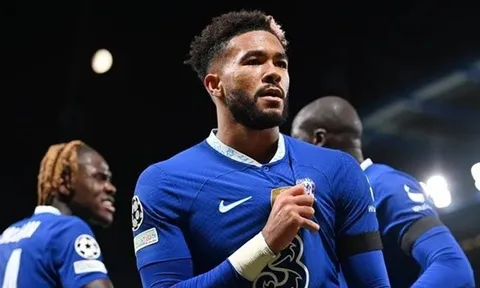 Neville bị phản pháo vì gọi sao Liverpool là Cafu