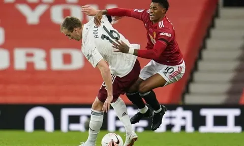 Neville chỉ rõ 1 vấn đề khiến sơ đồ kim cương không phù hợp với Man Utd