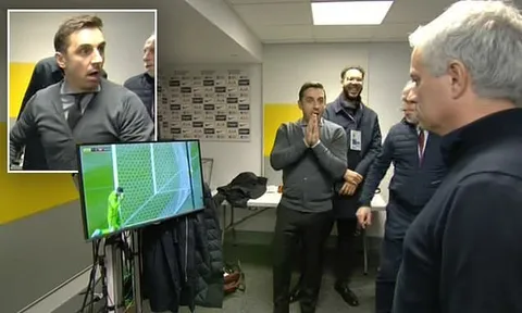 Cạn lời! Neville hốt hoảng, Mourinho choáng váng khi De Gea mắc sai lầm
