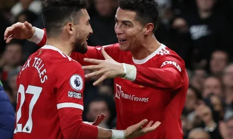 Neville: 'MU phải dứt điểm nhanh vụ Ronaldo'