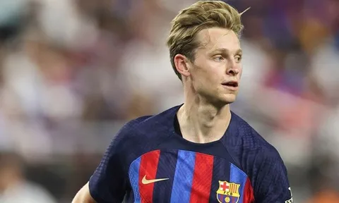 Neville muốn De Jong kiện Barca