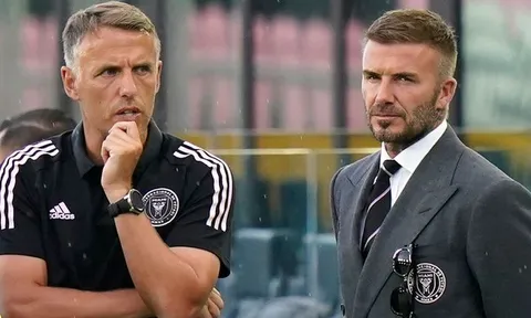 Neville rơi từ thiên đường xuống địa ngục khi đồng ý làm việc cho Beckham