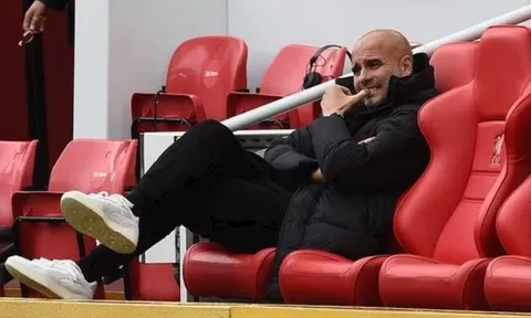 Neville tiết lộ hành động kỳ lạ của Pep Guardiola