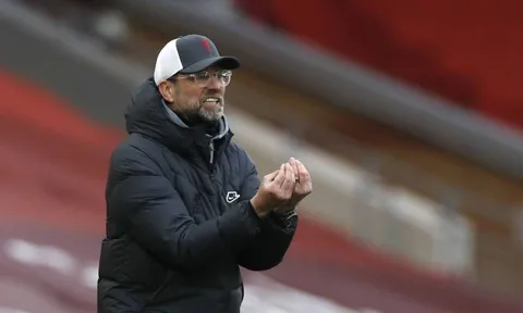 CĐV Liverpool điên tiết đòi tống khứ cái tên tệ hại, chỉ biết đi bộ