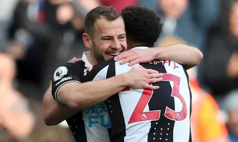 Newcastle thăng hoa tại Premier League