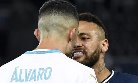 Neymar ăn thẻ đỏ, bị phân biệt chủng tộc và chửi đối thủ trên MXH