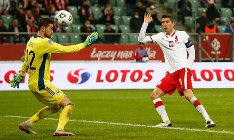 "Nghệ sĩ" Lewandowski biến ảo khó lường, khiến Italia mất ngôi đầu bảng