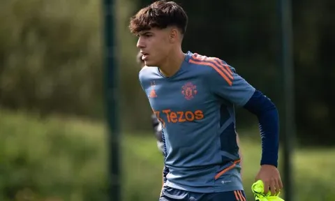 Nghi ngờ Wan-Bissaka, Ten Hag triệu tập hậu vệ phải tiềm năng đấu Arsenal