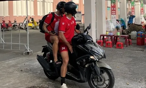 Ngoại binh bị thanh lý rời đội TP.HCM bằng xe máy