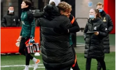 Ngọc quý trở lại, Klopp ôm cuồng nhiệt như thể gặp cứu tinh