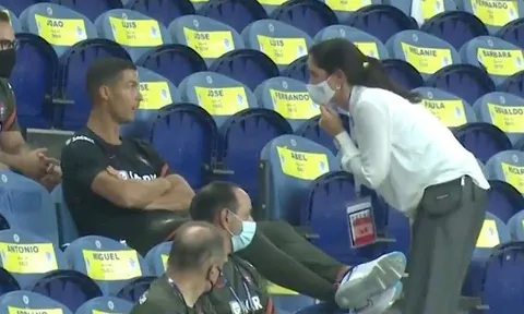 Ronaldo bị nhắc nhở trên khán đài