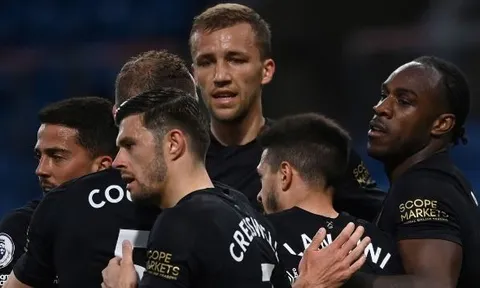 Ngược dòng trước Burnley, West Ham khiến Liverpool thêm bấn loạn