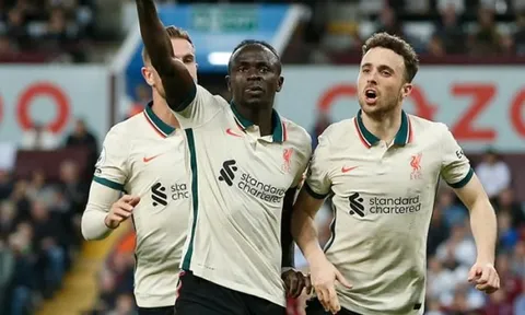 Ngược dòng trước Villa, Liverpool đã đuổi kịp Man City