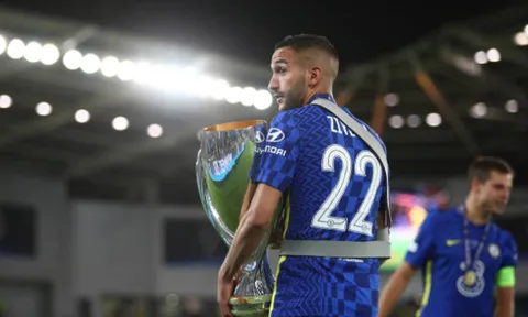 Hakim Ziyech băng bó, 1 tay ôm cúp ăn mừng
