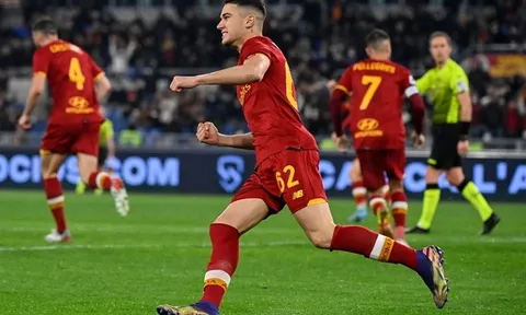 Người hùng Roma ca ngợi Mourinho