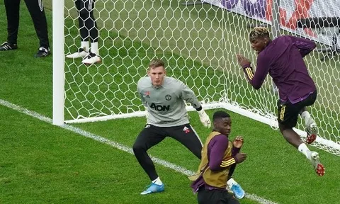Người rất đặc biệt xuất hiện, Van de Beek khiến Pogba 'hốt hoảng'