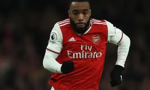 Nguy cho Arsenal, người hùng Lacazette cãi tay đôi với Emery