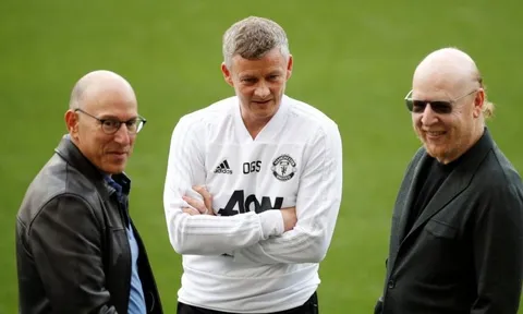 Nhà Glazer tháo chạy, CĐV Man Utd mở hội