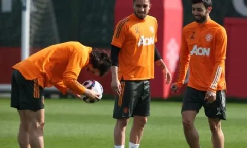 'Nhạc trưởng' trở lại, Michael Carrick cũng phải ngước nhìn