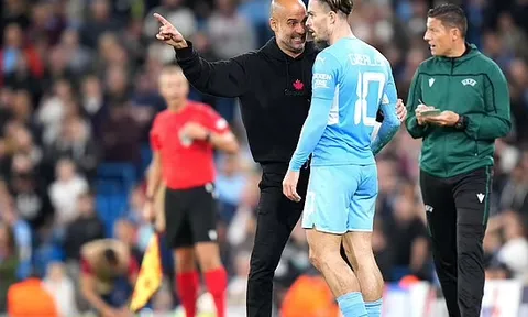Nhìn cách Guardiola sấy Grealish, Solskjaer đã vỡ ra một điều