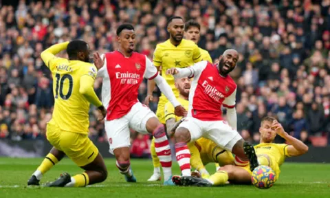 Nhìn Lacazette thét lên đau đớn, người ta biết Wenger đã đúng