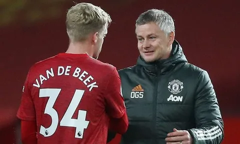 Nhìn vào hành động đẹp của Van de Beek để thấy cảm phục Solskjaer