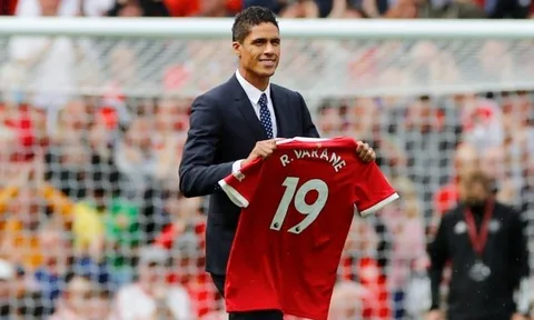 Nhìn Varane, mới thấy Solskjaer đã đúng khi giữ lại trò cưng của Sir Alex