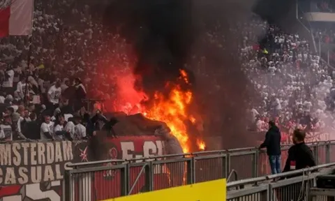 NHM Ajax đốt sân kinh hoàng, khói đen lan tỏa góc khán đài