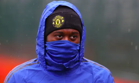 Ninja xuất hiện trên sân tập Man Utd ngày mưa bão